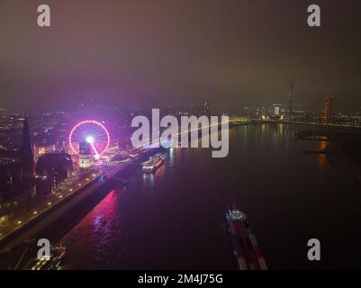 Düsseldorfer weihnachtsmarkt und Riesenrad in deutschland bei Nacht. Blick auf Skyline und rhein aus der Vogelperspektive. Nachts im Winter. Stockfoto