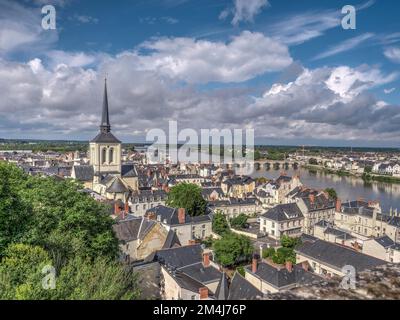 Panorama der Stadt Saumur mit dem dominierenden Glockenturm der Eglise Saint-Pierre-du-Marais und der Loire mit der alten Brücke Pont Cessart Stockfoto