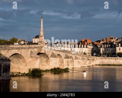 Blick auf die Jacques-Gabriel-Brücke über die Loire und die Stadt Blois, Departement Loire-et-Cher, Centre-Val de Loire, Frankreich Stockfoto