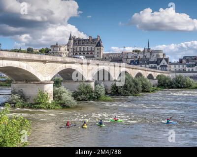 Marechal-Leclerc-Brücke auf der Loire mit Kajakfahrern und im Hintergrund die Renaissance-Schlösser von Amboise, UNESCO-Weltkulturerbe, Loire Stockfoto