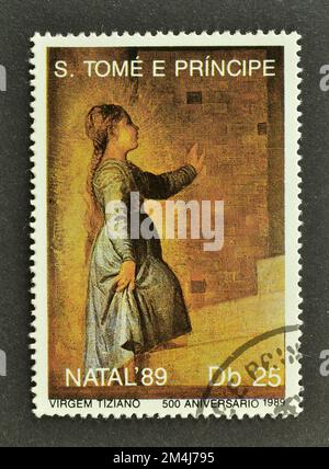 Stornierte Briefmarke, gedruckt von Sao Tomé und Principe, die Jungfrau Maria, Tizian, um 1989. Stockfoto