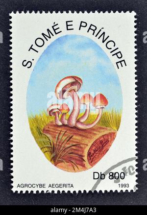 Abgesagte Briefmarke, gedruckt von Sao Tomé und Principe, die Agrocybe Aegerita-Pilze zeigt - Pappelpilze, ca. 1993. Stockfoto