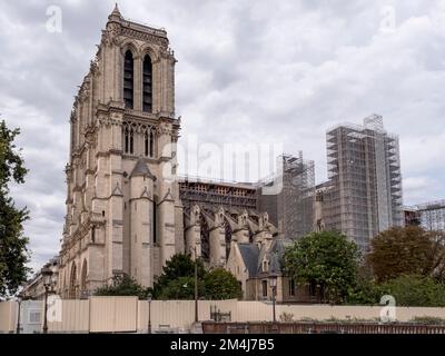 Seitenansicht der Kathedrale Notre-Dame de Paris mit großem Gerüst für Feuerreparaturen, Paris, Ile-de-France, Frankreich Stockfoto