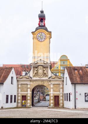 Barocker Uhrenturm am Eingang zum Bayerischen Armeemuseum, Ingolstadt, Oberbayern, Bayern, Deutschland Stockfoto