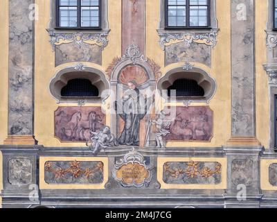 Details der bemalten Fassade der ehemaligen ursulinischen Kirche der Heiligen Dreifaltigkeit und Erwachsenenbildungszentrum heute, Landsberg am Lech, Oberbayern Stockfoto