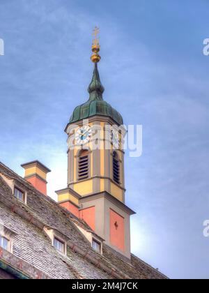 Der Turm über dem Dach der ehemaligen Ursulinischen Kirche der Heiligen Dreifaltigkeit und Erwachsenenbildungszentrum heute, Landsberg am Lech, Oberbayern Stockfoto