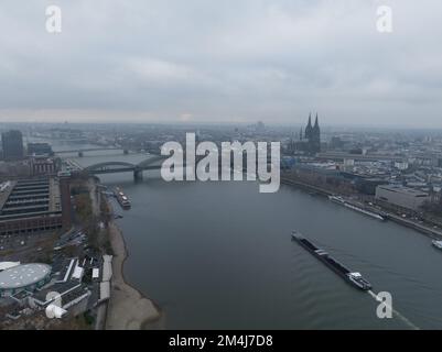 Köln, 11. Dezember 2022, Deutschland. Blick auf die Kölner Innenstadt aus der Vogelperspektive. rhein, Skyline, Kölner Dom und das Stockfoto