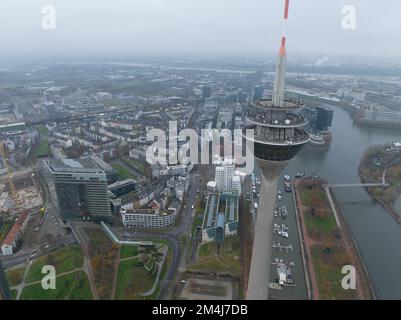 Düsseldorf, 11. Dezember 2022, Deutschland. Blick auf die Düsseldorfer Skyline, den rhein, die Rheinknie-Brücke, den Rheinturm Stockfoto