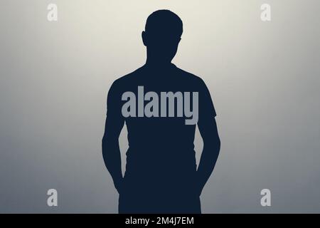 Unbekannte männliche Silhouette im Studio. Anonymes oder geheimes Geheimnis. Stockfoto