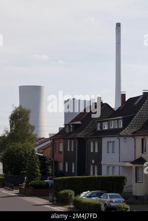 Wohngebäude vor dem Kraftwerk Herne, einem Kohlekraftwerk von Steag, Recklinghausen, Ruhrgebiet, Nordrhein-Westfalen, Deutschland Stockfoto