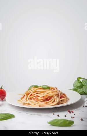 Bolognesische Pasta mit Tomaten und Käse Stockfoto