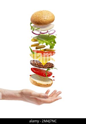 Fliegender Burger auf weißem Hintergrund. burger-Zutaten Stockfoto