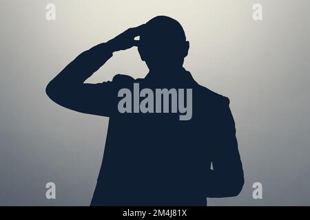 Silhouette eines Mannes, der mit einem Finger auf den Kopf zeigt, eine tolle Idee oder Idee Stockfoto