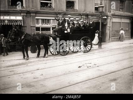 1900 Ca , DEVON , ENGLAND , GROSSBRITANNIEN : Eine Gruppe von Navy-Matrosen auf einer Pferdekutschfahrt vor dem EINGANG DES IMPERIAL HOTELS in TORQUAY . Unbekannter Fotograf. - GRAND BRETAGNA - AUSSICHT - FOTOSTORICHE - GESCHICHTE - GEOGRAFIEN - GEOGRAFIE - PANORAMA - LANDSCHAFT - OTTOCENTO - 800 - '800 - EPOCA VITTORIANA - VICTORIAN HERA - BELLE EPOQUE - ALBERGO - ARCHITETTURA - ARCHITEKTUR - marinai - Marina Militare - Divisa - Unifoirme - Militär Uniform - gita - Tour - Carrozza trainata da cavalli - Divertimento - Spaß - Lächeln - sorriso - strada - Via - Straße - Archivio GBB Stockfoto