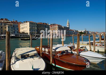 Pier von Venedig mit festgemachtem venezianischen Taxi und Blick auf den Canal Grande mit seinen berühmten Gebäuden im Hintergrund Stockfoto
