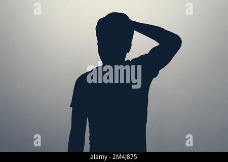 Silhouette eines Mannes, der mit einem Finger auf den Kopf zeigt, eine tolle Idee oder Idee Stockfoto