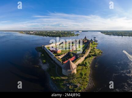 Europa. Russland, Leningrad Region, St. Petersburg, Luftpanorama auf Festung Oreshek in der Nähe von Schlesselburg Stadt. Alte russische Festung auf Insel in Stockfoto