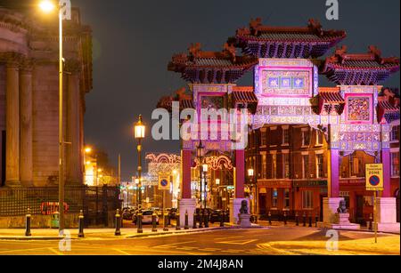 Chinatown, Nelson Street, Liverpool. Mit dem größten chinesischen Bogen außerhalb Chinas, der an einem kalten Dezember-Abend 2022 aufgenommen wurde. Stockfoto