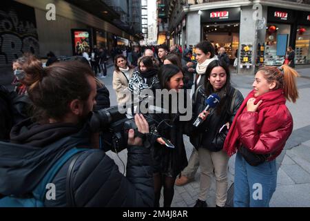 Madrid, Spanien; 21.12.2022.- Medien übertragen das soziale Phänomen. Schlange für den Kauf des Tickets für die außerordentliche Weihnachtsverlosung in Doña Manolita (berühmtester Ort in Madrid), bekannt als Weihnachts-Lotterie, eines der wichtigsten und beliebtesten Verlosungen, das jeden 22. Dezember in Spanien stattfindet, Die erste Verlosung der Lotterie zu Weihnachten fand am 18. Dezember 1812 in Cádiz statt. Dieses Jahr findet sie im Teatro Real in Madrid statt. Es ist Teil der National Lottery Ziehungen. Dessen Höchstpreis Gordo (Fat) heißt, hat seit 2011 einen Wert von vier Millionen Euro pro Ticket, 400.000 Euro pro Zehntel oder Stockfoto