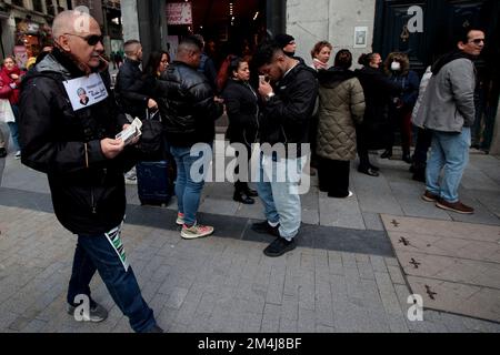 Madrid, Spanien; 21.12.2022.- ein externer Anbieter bietet Lottotickets für „Doña Manolita“ an, um Warteschlangen zu vermeiden. Schlange für den Kauf des Tickets für die außerordentliche Weihnachtsverlosung in Doña Manolita (berühmtester Ort in Madrid), bekannt als Weihnachts-Lotterie, eines der wichtigsten und beliebtesten Verlosungen, das jeden 22. Dezember in Spanien stattfindet, Die erste Verlosung der Lotterie zu Weihnachten fand am 18. Dezember 1812 in Cádiz statt. Dieses Jahr findet sie im Teatro Real in Madrid statt. Es ist Teil der National Lottery Ziehungen. Dessen Höchstpreis Gordo (Fat) heißt, hat seit 2011 einen Wert von vier Millionen Euro pro Stockfoto