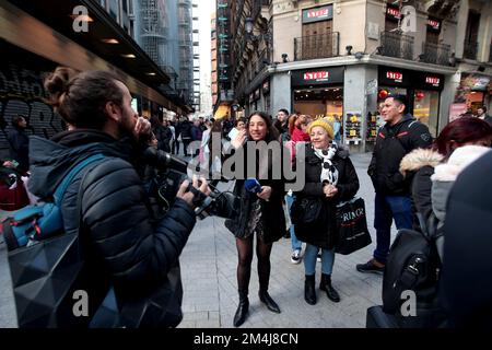 Madrid, Spanien; 21.12.2022.- Medien übertragen das soziale Phänomen. Schlange für den Kauf des Tickets für die außerordentliche Weihnachtsverlosung in Doña Manolita (berühmtester Ort in Madrid), bekannt als Weihnachts-Lotterie, eines der wichtigsten und beliebtesten Verlosungen, das jeden 22. Dezember in Spanien stattfindet, Die erste Verlosung der Lotterie zu Weihnachten fand am 18. Dezember 1812 in Cádiz statt. Dieses Jahr findet sie im Teatro Real in Madrid statt. Es ist Teil der National Lottery Ziehungen. Dessen Höchstpreis Gordo (Fat) heißt, hat seit 2011 einen Wert von vier Millionen Euro pro Ticket, 400.000 Euro pro Zehntel oder Stockfoto