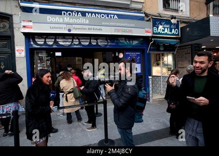 Madrid, Spanien; 21.12.2022.- Medien übertragen das soziale Phänomen. Schlange für den Kauf des Tickets für die außerordentliche Weihnachtsverlosung in Doña Manolita (berühmtester Ort in Madrid), bekannt als Weihnachts-Lotterie, eines der wichtigsten und beliebtesten Verlosungen, das jeden 22. Dezember in Spanien stattfindet, Die erste Verlosung der Lotterie zu Weihnachten fand am 18. Dezember 1812 in Cádiz statt. Dieses Jahr findet sie im Teatro Real in Madrid statt. Es ist Teil der National Lottery Ziehungen. Dessen Höchstpreis Gordo (Fat) heißt, hat seit 2011 einen Wert von vier Millionen Euro pro Ticket, 400.000 Euro pro Zehntel oder Stockfoto