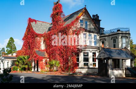 Das White Waters Country Hotel am Stadtrand von Llangollen, Nordwales. Bild wurde im Oktober 2022 aufgenommen. Stockfoto