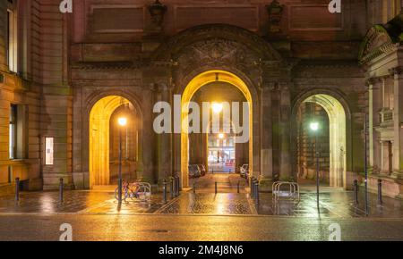 Glasgow City Chambers Hintereingang in der John Street (die Vorderseite des Gebäudes befindet sich am George Square), an einem kalten Dezember Abend 2022. Stockfoto