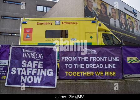 Unison (Public Service Union)-Banner, die auf dem Streik vor dem Londoner Ambulanzdienst-Hauptquartier zu sehen sind, während Tausende von Krankenwagen und Sanitätern ihren Streik in einem Streit über Lohn und Arbeitsbedingungen beginnen. Stockfoto