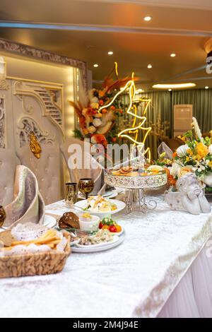 Der Tisch im Restaurant wird für eine festliche Veranstaltung serviert Stockfoto