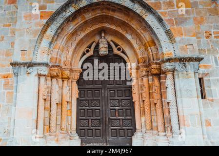 Portaldetails. Iglesia de Santa María de la Oliva ist eine Steinkirche aus dem 13.. Jahrhundert in Villaviciosa. Die gotische Steinkirche wurde auf Spanisch fertiggestellt Stockfoto