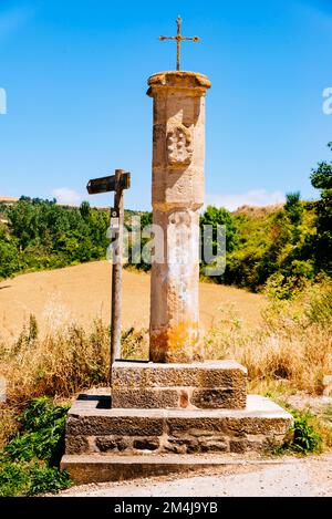 Steinbecken mit einem Eisenkreuz am Dorfausgang. Añana, Hauptbevölkerungskern ist das Dorf Salinas de Añana und der Name Stockfoto