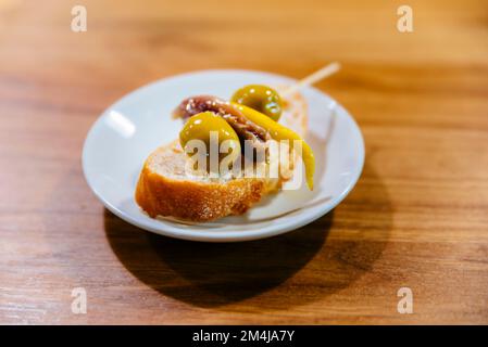 Traditionelle baskische Tapas: Die gilda ist eine Art Tapa, Banderilla oder Pincho, die in Bars und Tavernen in Spanien, insbesondere im Norden, serviert wird Stockfoto