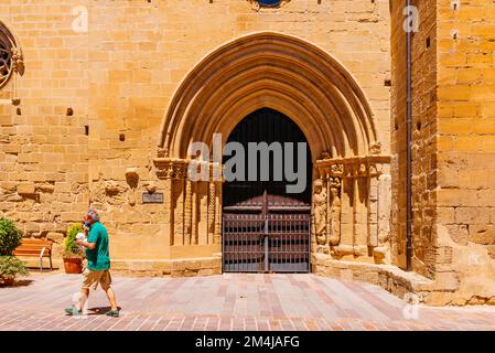 Detail des Eingangs, romanisches Portal. Großeltern-Portal. Die Kirche San Juan, die anfangs im romanischen Stil erbaut wurde und schließlich gratis Stockfoto