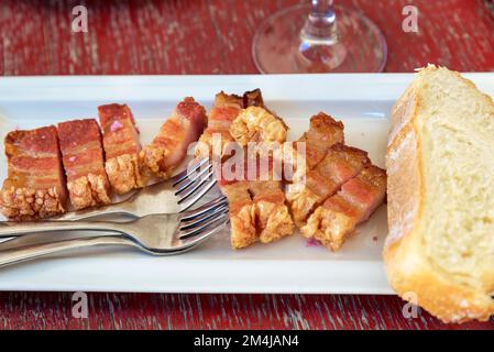 Traditionelle spanische Gerichte: Torreznos, traditioneller gebratener Speck, Soria, Castilla y León, Spanien, Europa Stockfoto