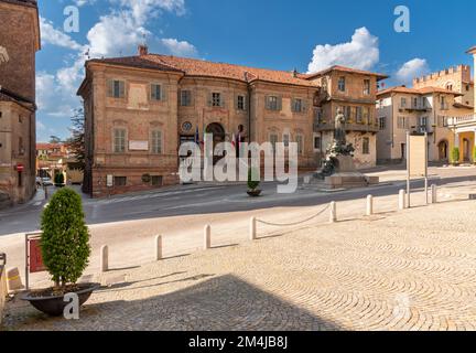 Bra, Cuneo, Piedmont, Italien - 01. Mai 2022: Rathausgebäude von Bra (Projekt von Bernardo Vittone 1897) auf der piazza Caduti per Liberta mit antikem Medizinstudium Stockfoto