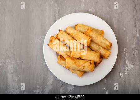 Frühlingsrolle, auch bekannt als Eierrolle auf weißem, kleinem Gericht Stockfoto