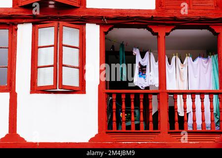Roter Balkon und rotes Fenster. Tazone, Fürstentum Asturien, Spanien, Europa Stockfoto