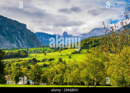 Panoramablick auf Naranjo de Bulnes - PICU Urriellu vom Aussichtspunkt Poo de Cabrales. Poo de Cabrales, Cabrales, Fürstentum Asturien, Spanien, E Stockfoto