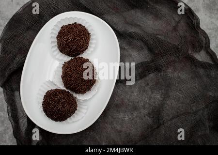 Goumert-Eierschokolade-Süßigkeiten-Tradition in Brasilien auf weißem Gericht. Stockfoto