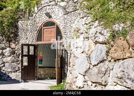 Bahnhof Bulnes. TunnelStandseilbahn. Nach Bulnes kommt man nur mit der Seilbahn oder zu Fuß, da es keine Straßen gibt. Bulnes, Cabrales, Princip Stockfoto