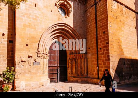 Detail des Eingangs, romanisches Portal. Großeltern-Portal. Die Kirche San Juan, die anfangs im romanischen Stil erbaut wurde und schließlich gratis Stockfoto