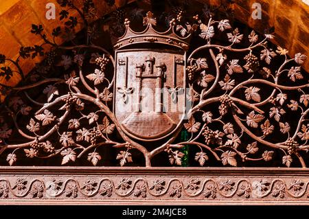 Wappen. Turm von Santa Maria oder Abtei Torre. Kirche Santa Maria de los Reyes. Laguardia, Álava, Baskenland, Spanien, Europa Stockfoto