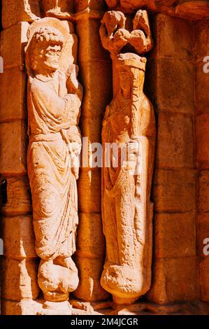 Einzelheiten zu den Zahlen. Eingang, romanisches Portal. Großeltern-Portal. Die Kirche San Juan, die ursprünglich im romanischen Stil und Flossen erbaut wurde Stockfoto