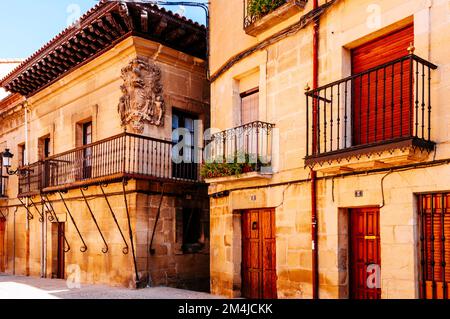 Herrenhaus mit Wappen an der Fassade. Elciego, Álava, Baskenland, Spanien, Europa Stockfoto