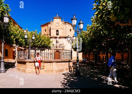 Plaza Mayor - Hauptplatz, im Hintergrund die Ermita de Nuestra Señora Virgen de la Plaza. Elciego, Álava, Baskenland, Spanien, Europa Stockfoto
