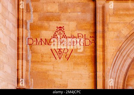 Inschrift auf der Fassade der Kirche. Die Kirche San Andrés ist eine Kirche in Elciego. Es wurde zum Bien de Interés Cultural erklärt. Elciego, Álava Stockfoto