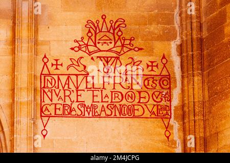 Inschrift auf der Fassade der Kirche. Die Kirche San Andrés ist eine Kirche in Elciego. Es wurde zum Bien de Interés Cultural erklärt. Elciego, Álava Stockfoto