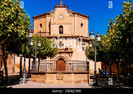 Plaza Mayor - Hauptplatz, im Hintergrund die Ermita de Nuestra Señora Virgen de la Plaza. Elciego, Álava, Baskenland, Spanien, Europa Stockfoto