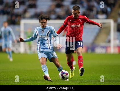 Callum O'Hare von Coventry City (links) und Jed Wallace von West Bromwich Albion kämpfen während der Sky Bet Championship in der Coventry Building Society Arena in Coventry um den Ball. Bilddatum: Mittwoch, 21. Dezember 2022. Stockfoto